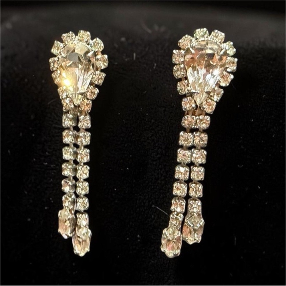 Vintage Weiss Clear Rhinestone Teardrop Dangle Clip-On Earrings Silver Tone